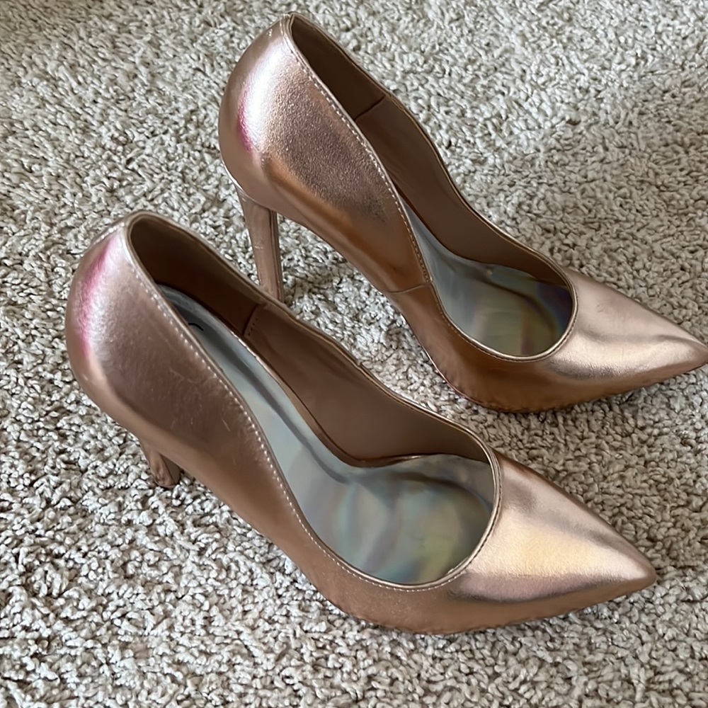 Gold Heels Size 7 - Picture 5 of 7